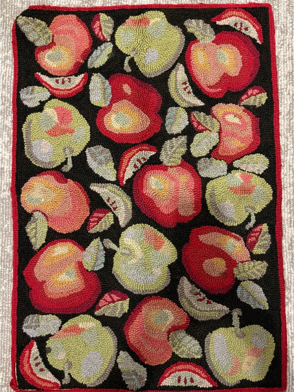 Company C Mac and Granny Hand-Hooked Wool Apple Rug 2x3